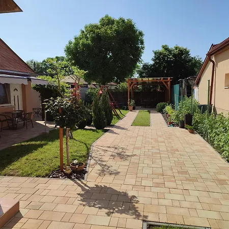 Zseli Apartmanhaz שיופוק